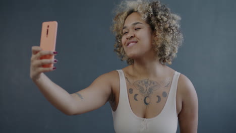 una mujer tomando una selfie.