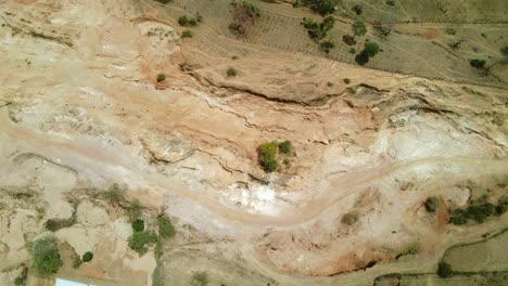 vuelo de drones inclinados del concurrido mercado local en la aldea tribal de kapenguria, comunidad rural tradicional en kenia áfrica