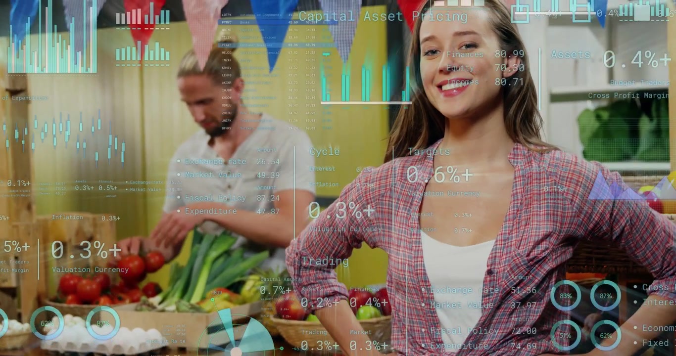 Cámara grabando, mujer cambiando de pose y hombre organizando tomates para el mercado, con gráficos superpuestos en el encuadre.