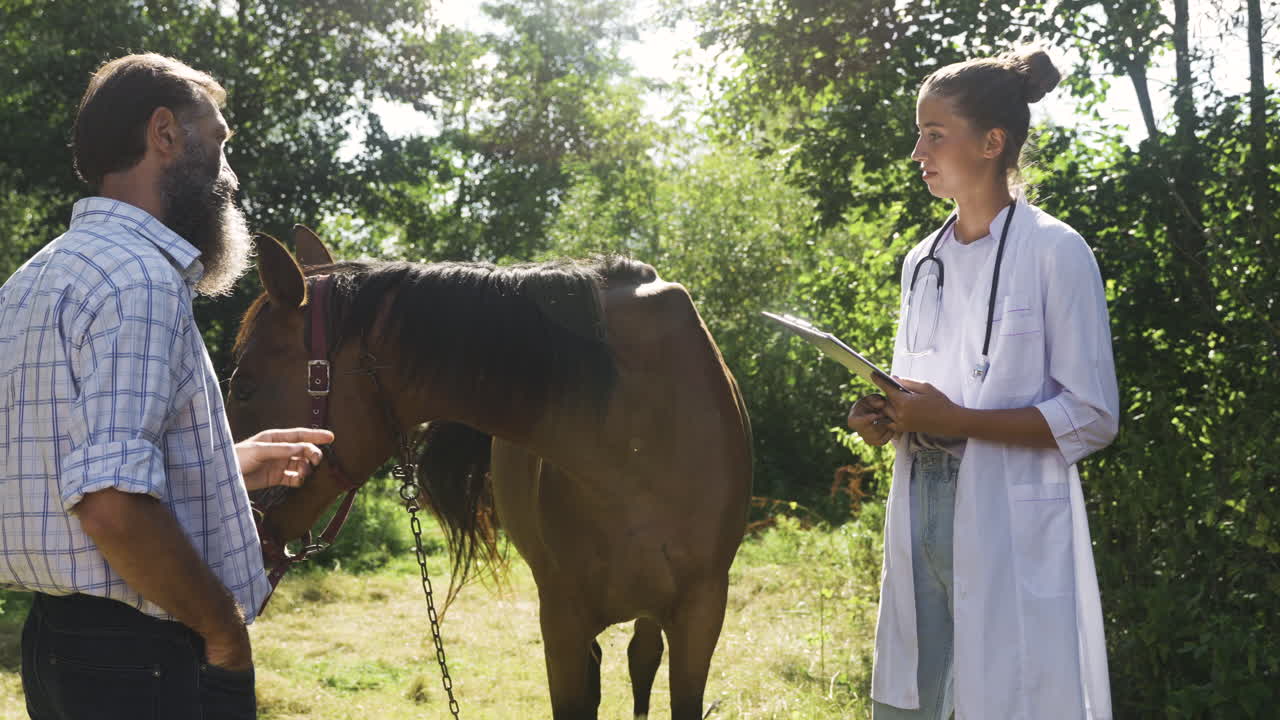 gente hablando en la parcela