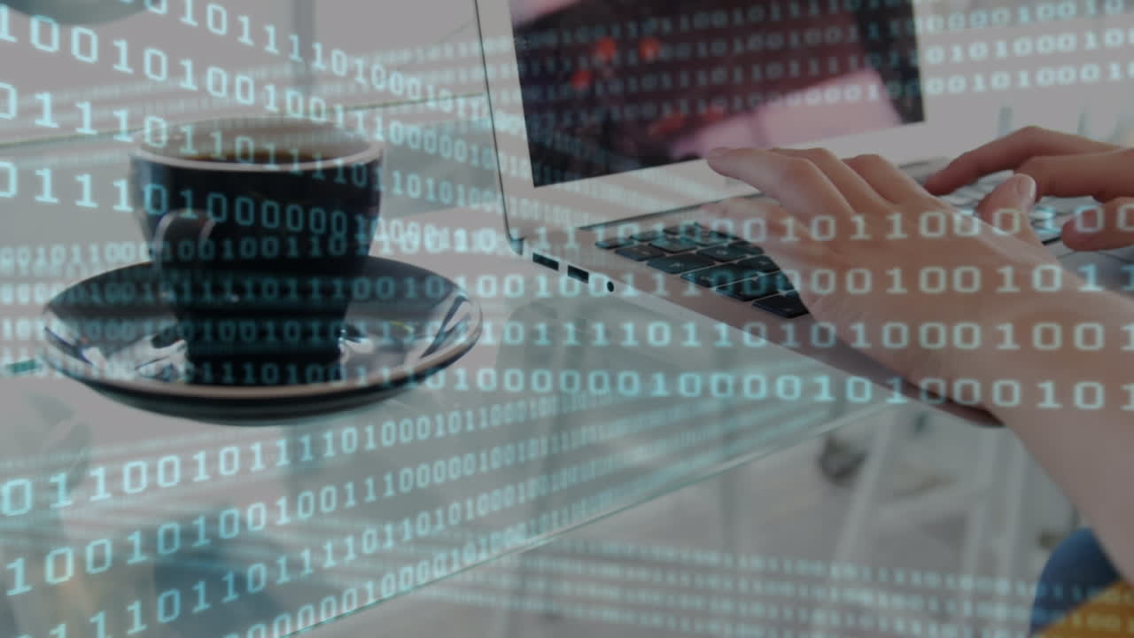 animación de codificación binaria sobre computadoras portátiles y una taza de café