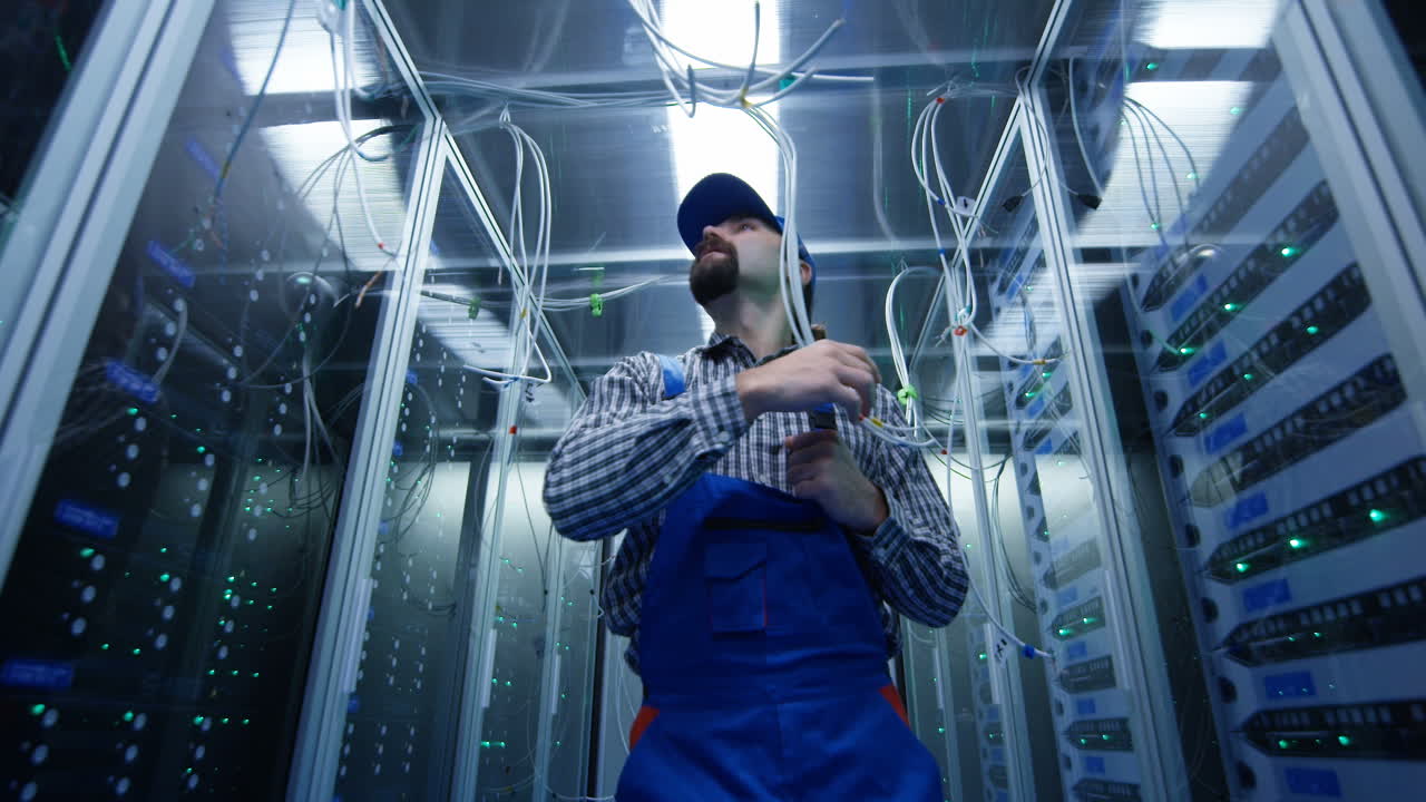 ит-техник, работающий в серверной комнате.