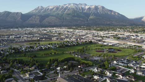 monte timpanogos montaña wasatch cubierta de nieve en el condado de utah, la inclinación aérea revela