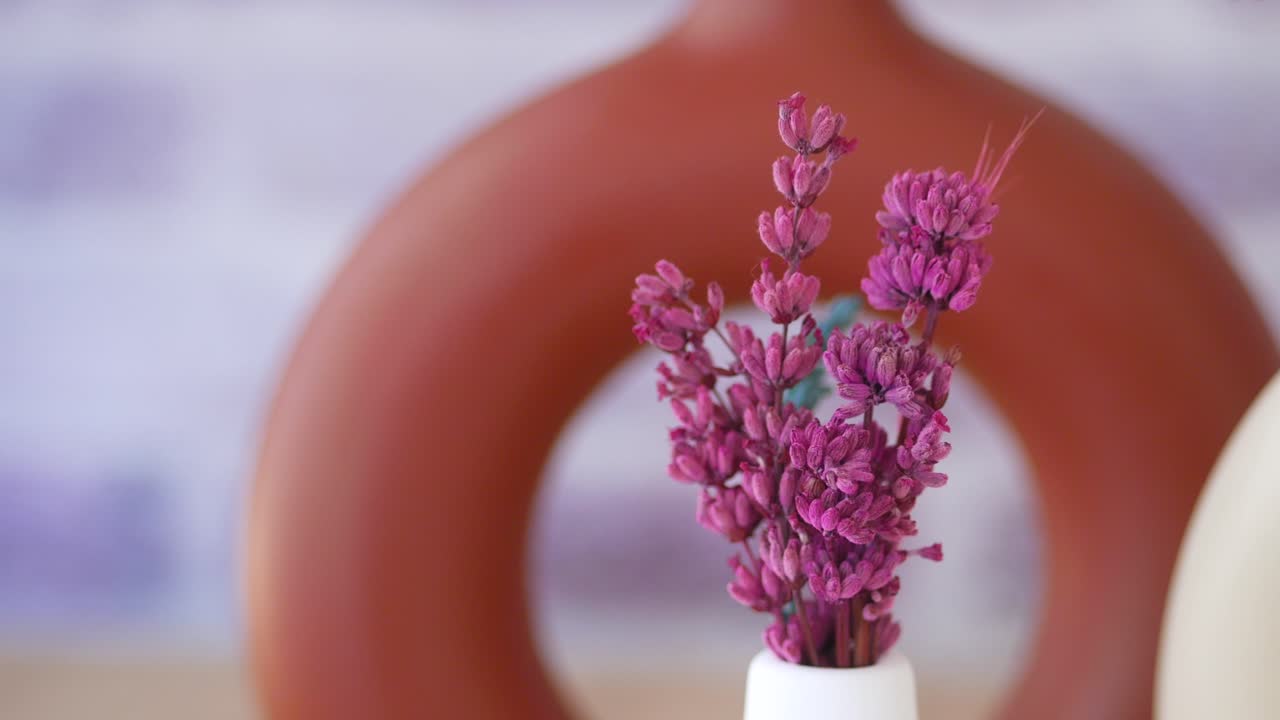 lavanda seca en jarrones modernos