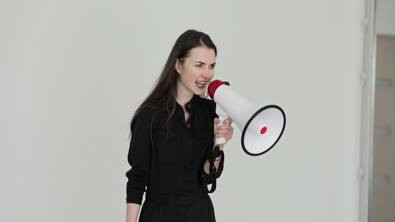 Una mujer con un megáfono.