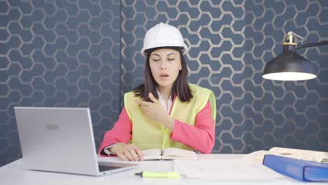 Mujer-Ingeniera-Mirando-La-Cámara-Con-Asombro-Y-Haciendo-Una-Presentación.