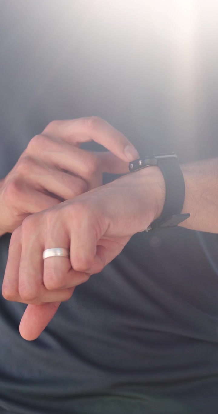 Uomo che controlla le notifiche sullo smartwatch