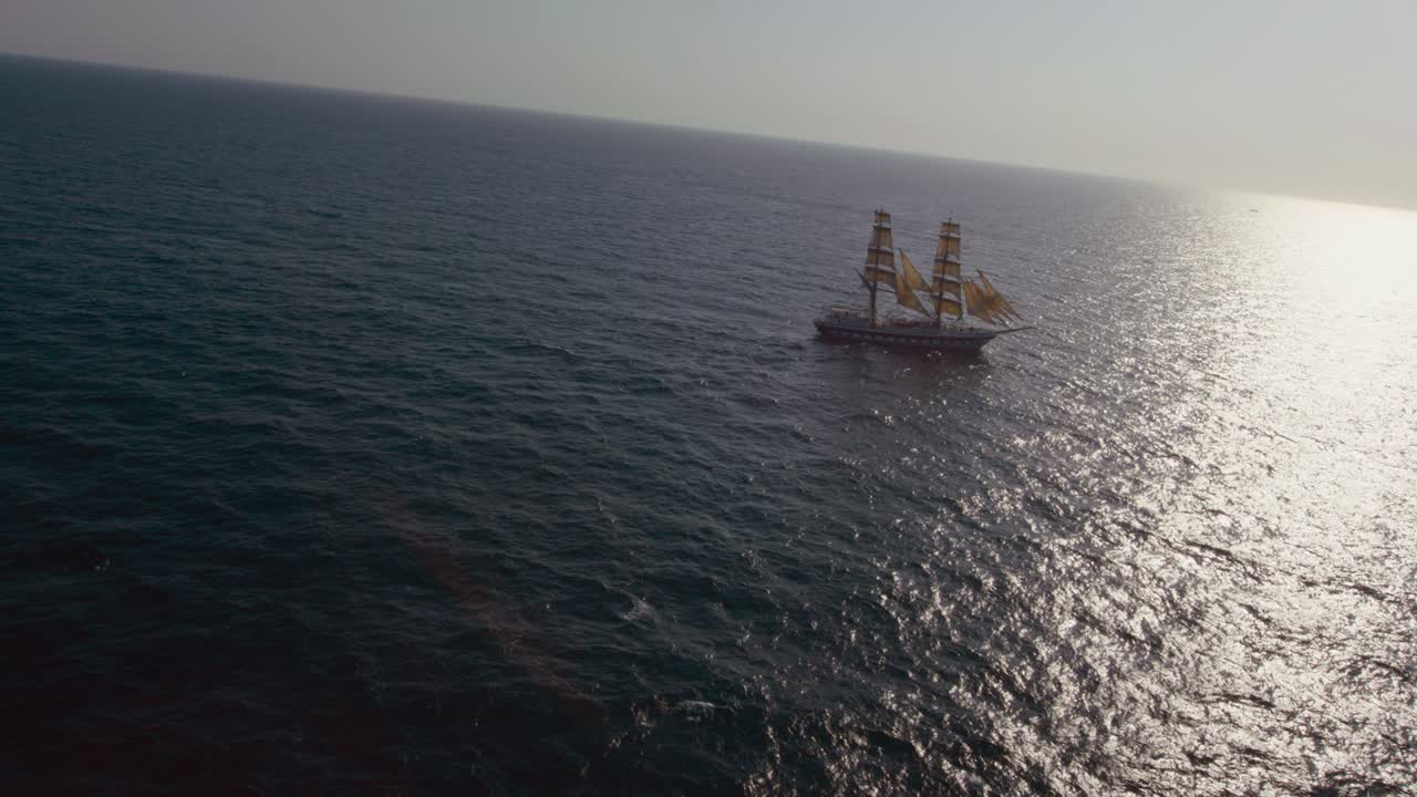 실루엣을 볼 수 있는 바다의 보트