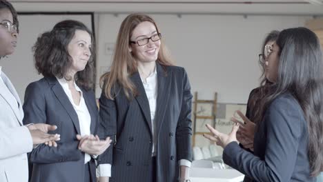 mujeres de negocios alegres hablando en la oficina.