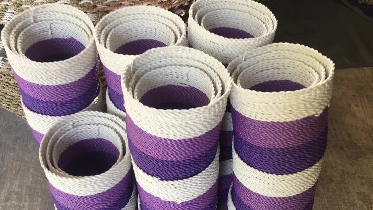 I prodotti tradizionali di cesti intrecciati a mano sono realizzati con materiali in fibra naturale come steli di banano, erba marina e giacinto d'acqua, e sono un prodotto di esportazione.