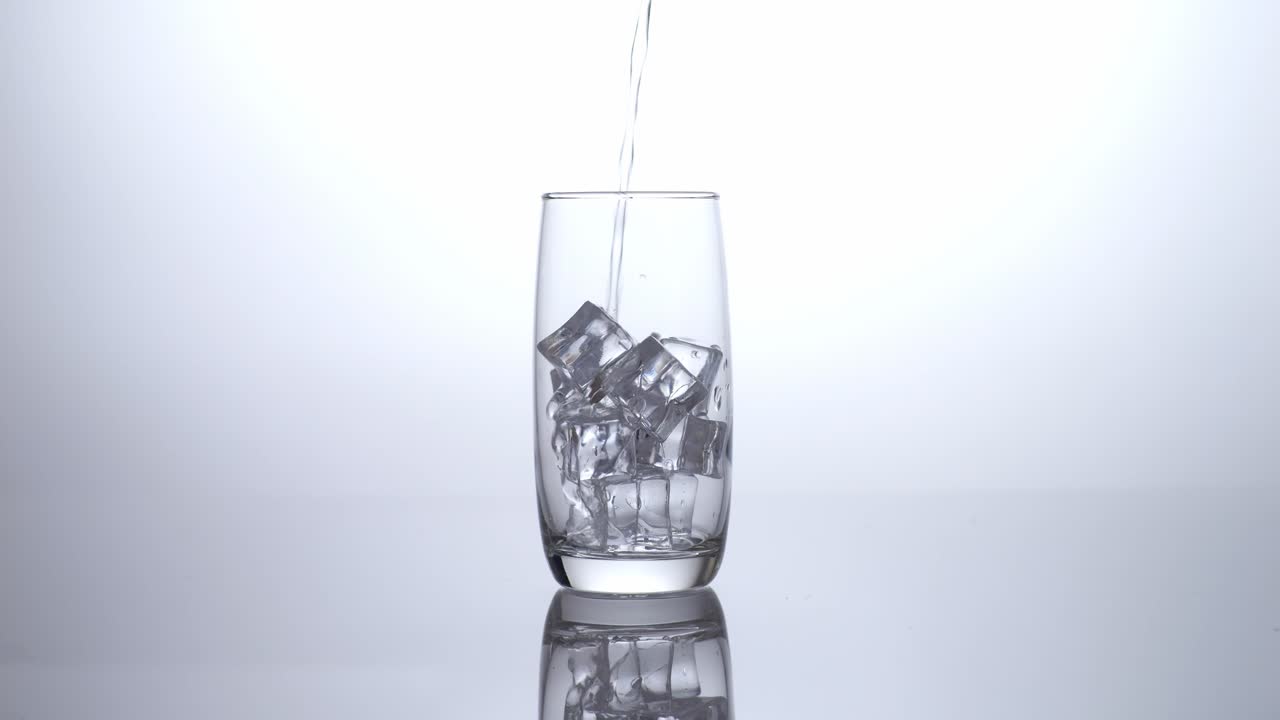 verter agua con hielo en un vaso