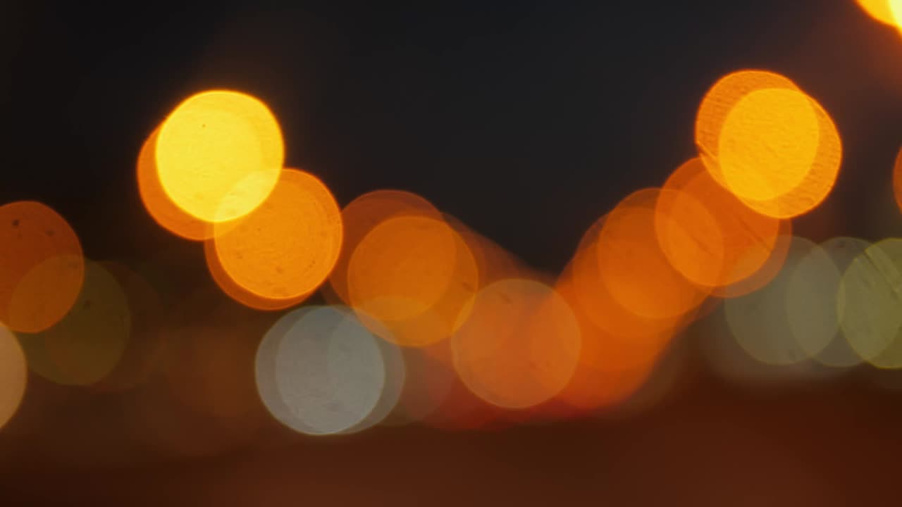 luces de carretera nocturnas borrosas