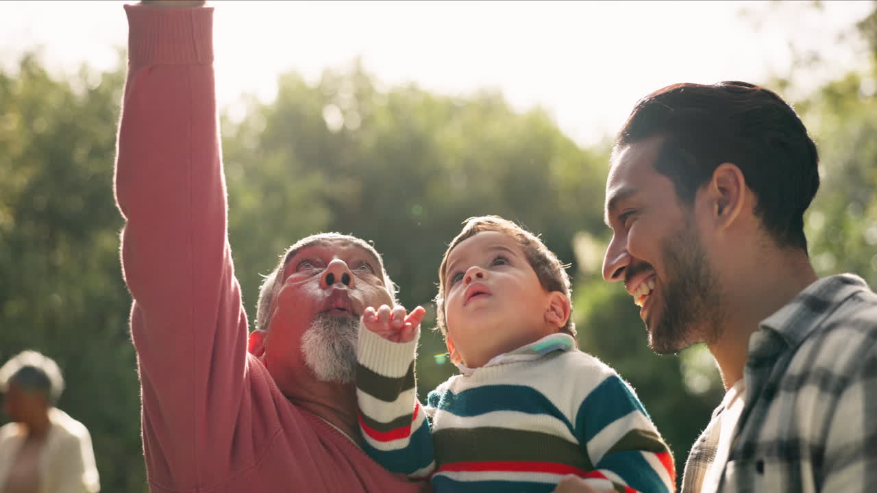naturaleza, abuelo y padre con hijo