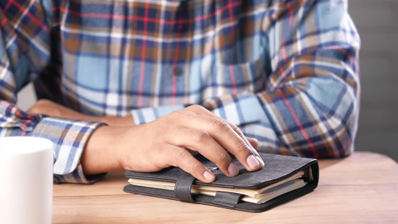 persona con un cuaderno