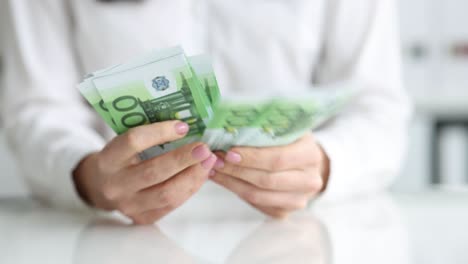 mujer de negocios cuenta efectivo billetes de cien euros