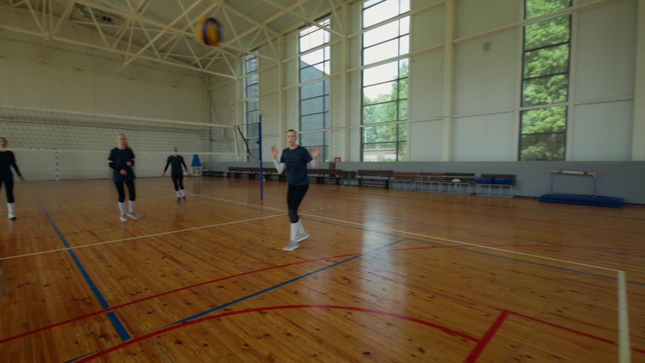 Volleyballkamp på indendørsbane