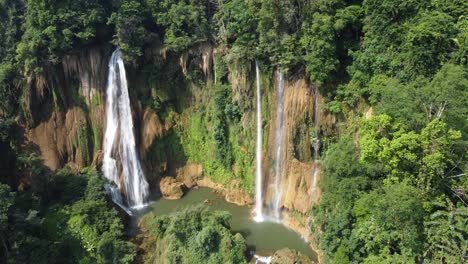 un impresionante disparo de dron, volando lejos de la cascada tropical thi lo su ubicada fuera de los caminos trillados en el paraíso de los mochileros del norte de tailandia en el área de umphang en el sudeste asiático