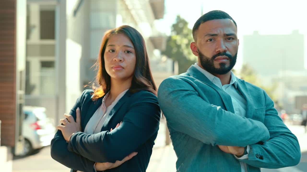 trabajo en equipo, la ciudad y la gente de negocios con cruzado