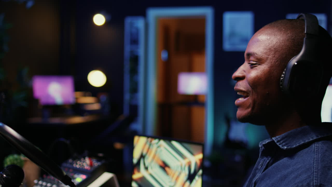 프로페셔널 스트리밍 사운드 기어를 가진 캐스팅 세션을 하는 사람, 패닝