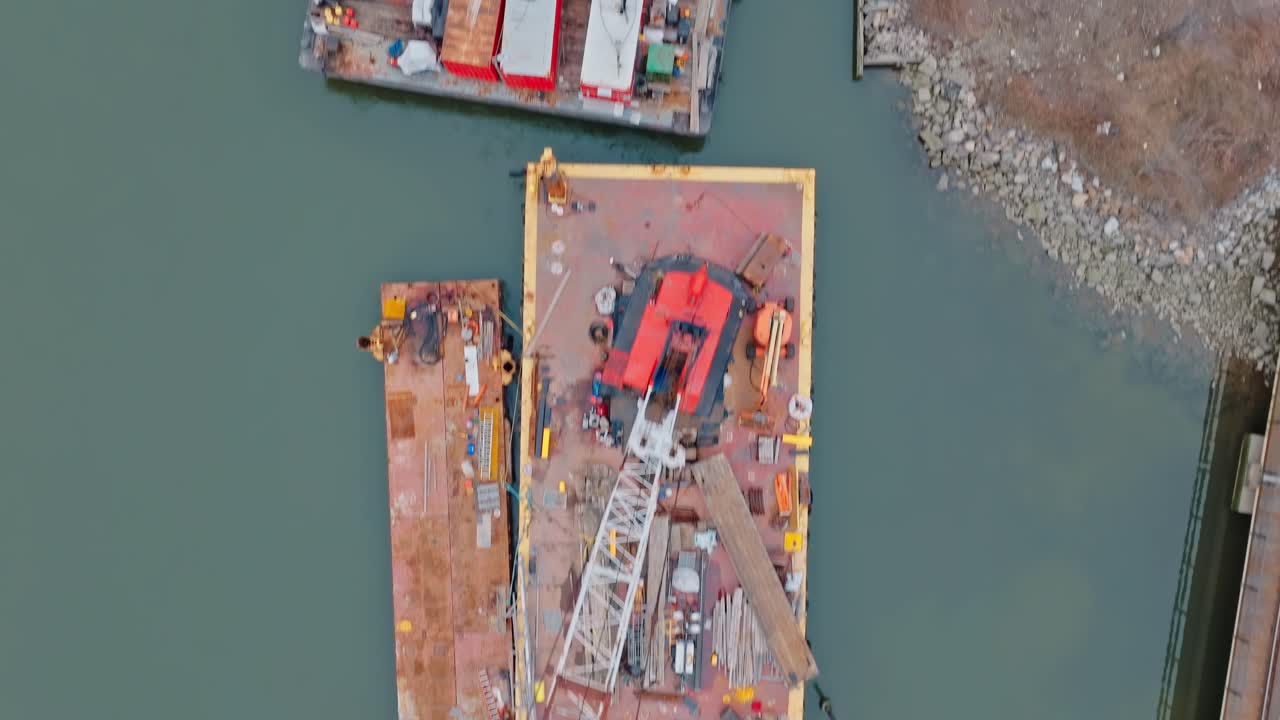 toma aérea de arriba hacia abajo del río y los barcos en el río este de la ciudad de nueva york, drone 4k