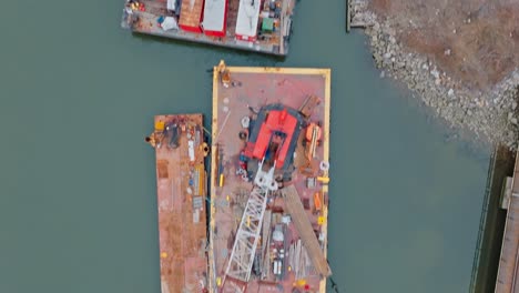 toma aérea de arriba hacia abajo del río y los barcos en el río este de la ciudad de nueva york, drone 4k