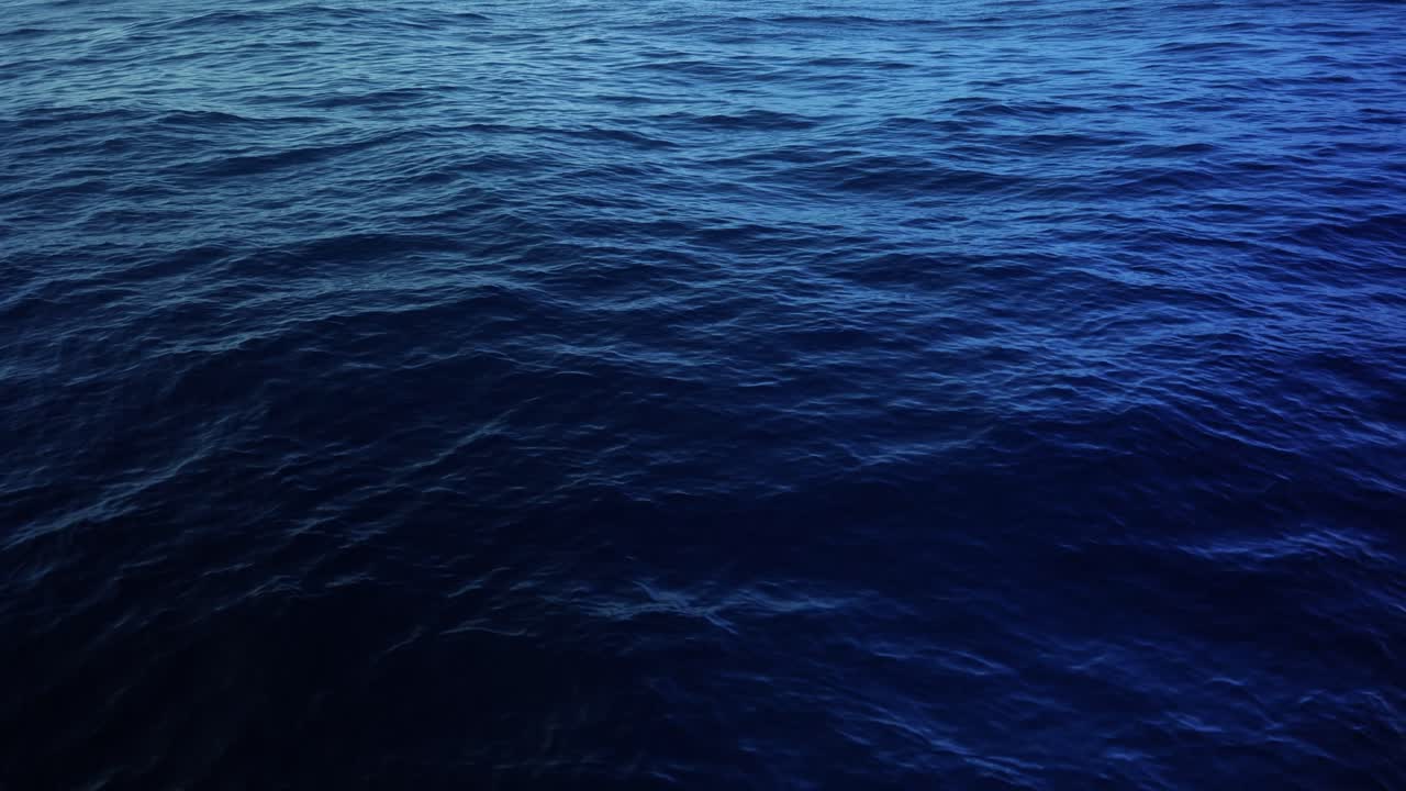Onde calme e acqua in bellissime sfumature di blu.