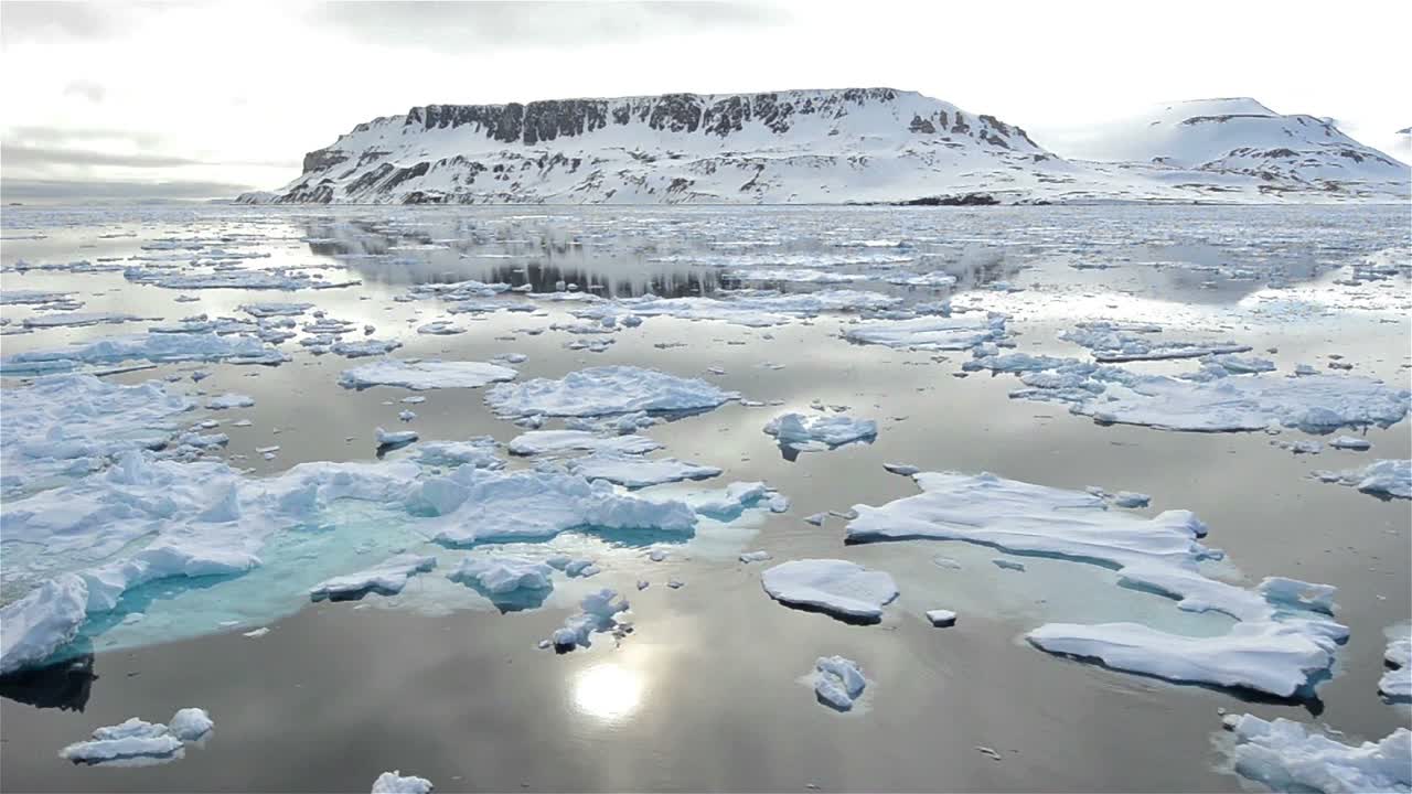 노르웨이 스발바르 군도의 롬피오르덴에 있는 해빙을 통해 이동하는 북극 풍경을 반사하는 태양