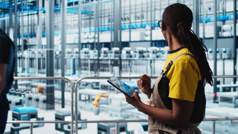 ingeniero en fábrica inteligente que implementa flujos de trabajo automatizados
