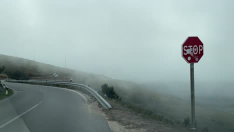 vista espectacular de nubes en movimiento sobre caminos montañosos curvos