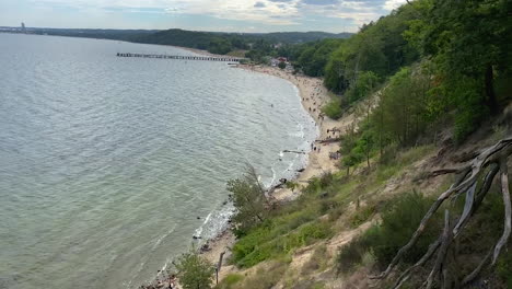 Mirando-Por-Encima-De-Los-Acantilados-En-Gdynia-Orlowo-Polonia