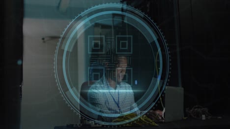 animación de texto de seguridad cibernética, código de barras, ingeniero afroamericano usando portátil en la sala de datos