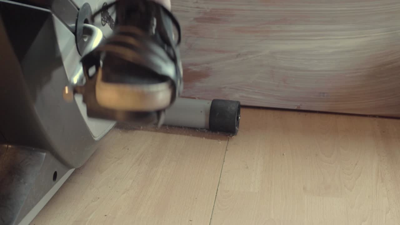 체육관에서 실내 운동용 자전거를 이용한 운동