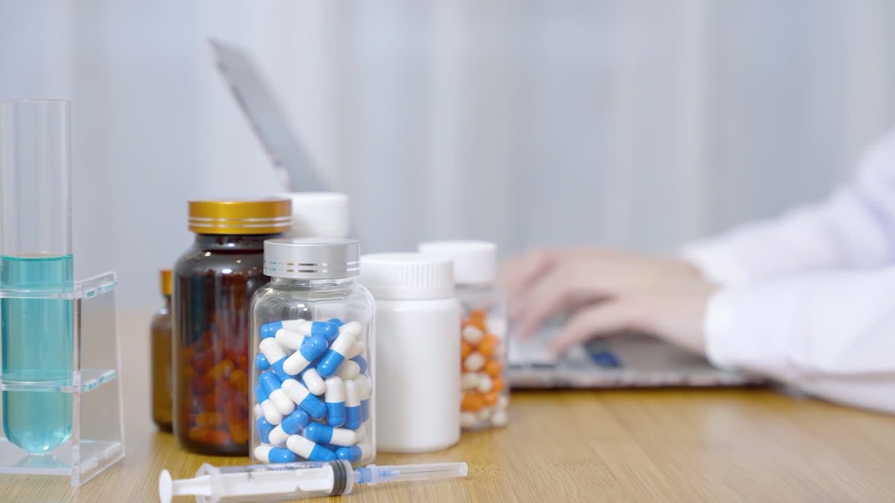 Lékař v nemocniční ordinaci vyplňuje formulář lékařské zprávy, poskytuje konzultaci pacientovi na klinice ohledně wellness, výživy, zdravotní péče, odpovídá na otázky, udílí rady a popisuje léčebný plán.