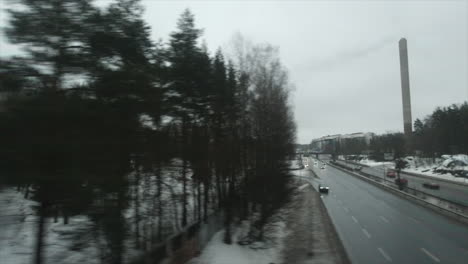 POV-Aus-Dem-Zug,-Ein-Vorort-Der-Skandinavischen-Winterstadt-Rollt-Am-Fenster-Vorbei