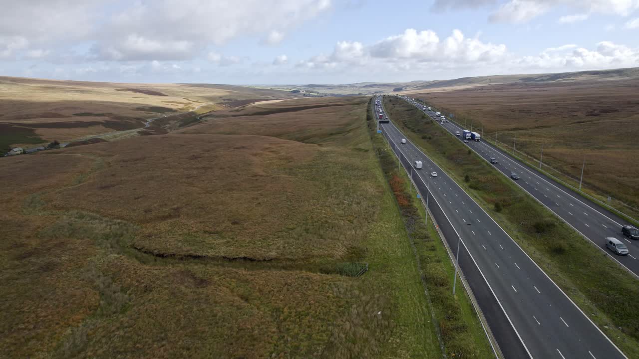 imágenes aéreas de la autopista m62 en su cumbre, la autopista más alta de inglaterra