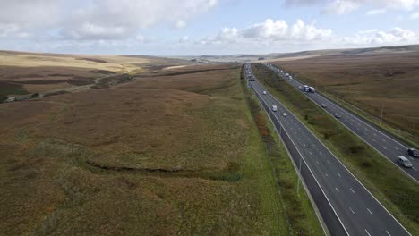 imágenes aéreas de la autopista m62 en su cumbre, la autopista más alta de inglaterra