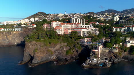 el palacio de reid en funchal, madeira empujón aéreo hacia el borde del acantilado y la piscina del hotel