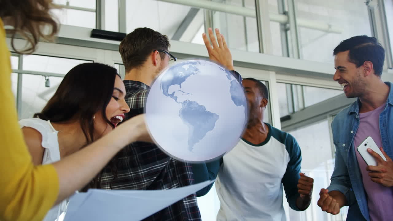 animación del globo sobre diversas personas de negocios en la oficina