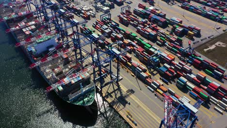 containerschip vanuit de zeehaven die werkt voor de verzending van bezorgcontainers en de achtergrond van het containermagazijn