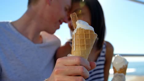 primer plano de una pareja feliz sosteniendo un helado 4k