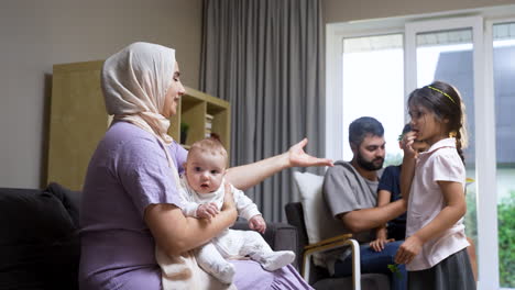 Seitenansicht-Einer-Islamischen-Frau-Und-Eines-Babys-Im-Wohnzimmer.