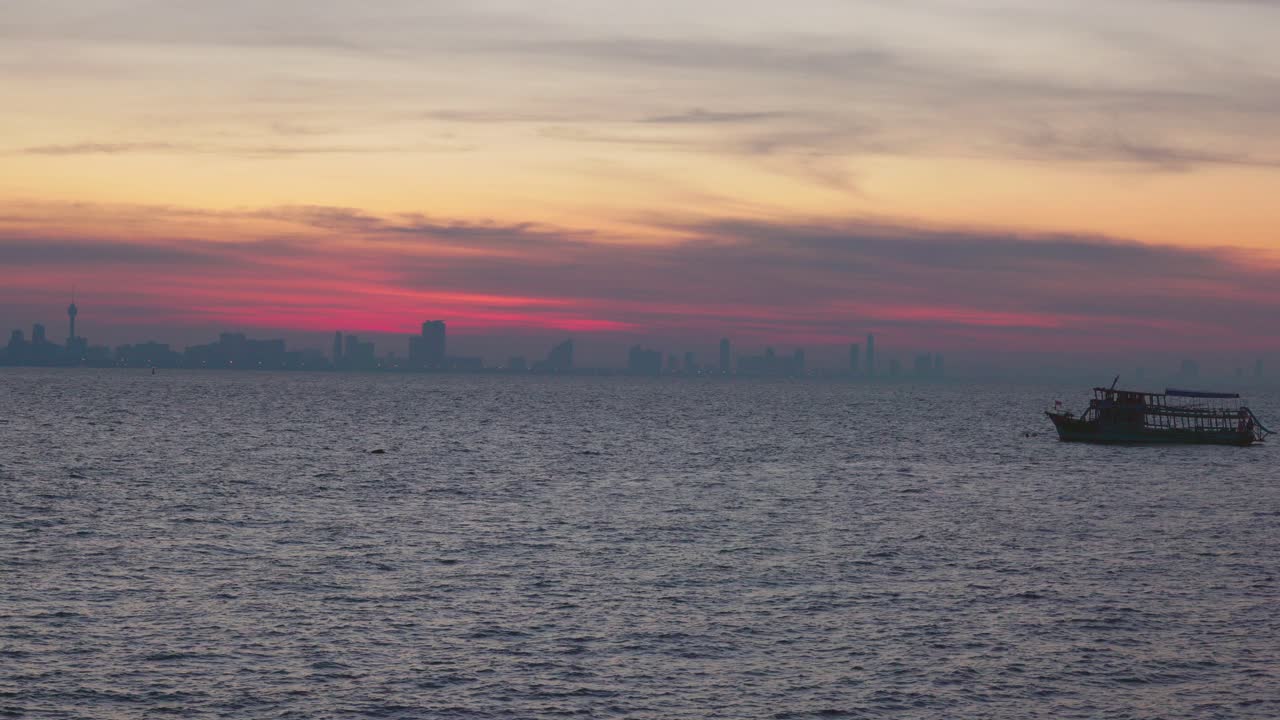 일출을 배경으로 한 보트의 4k 비디오