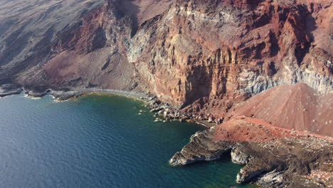 Vista-Aérea-De-La-Costa-Formada-Por-Rocas-Ocres-Después-De-La-Actividad-Volcánica-En-La-Isla-De-El-Hierro,-Bahía-De-Cala-Tacoron