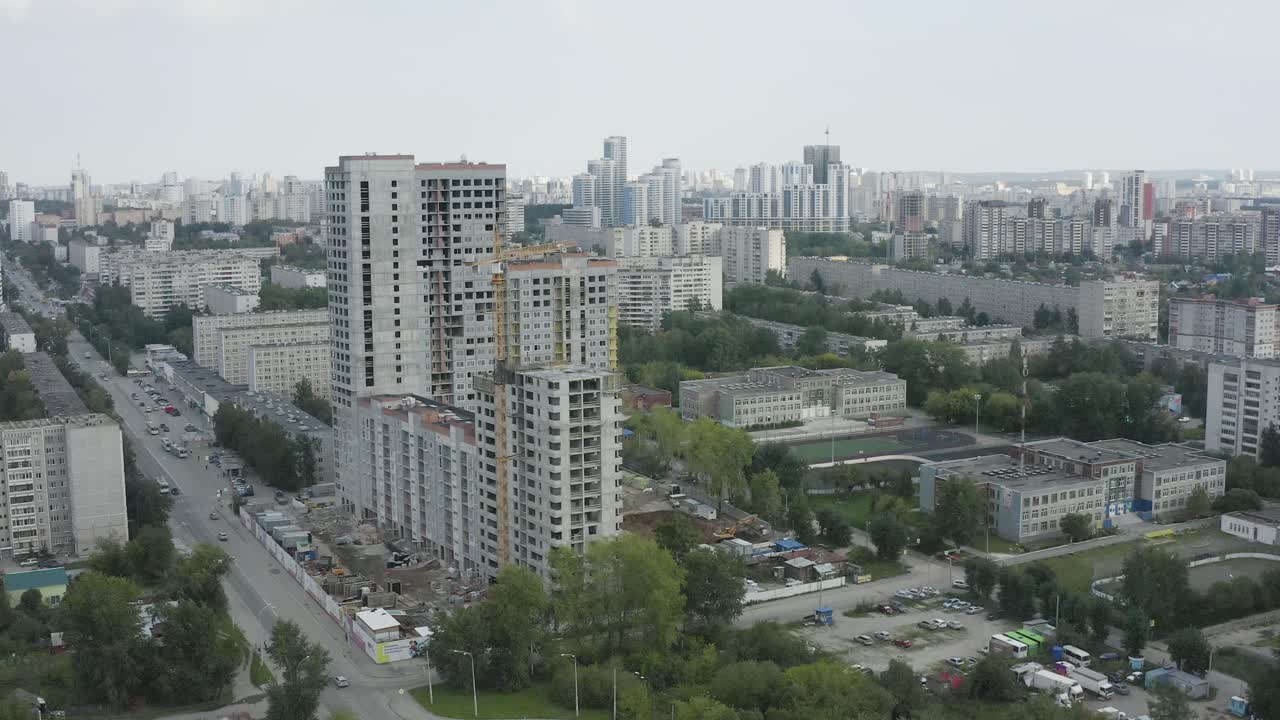 건설 중인 고층 건물 들 이 있는 도시 의 공중 사진