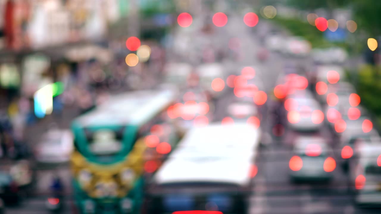 다채로운 트래픽 라이트 보케는 밤의 도시 거리에 서클합니다. 추상적인 배경