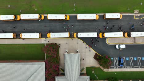 Schüler-Verlassen-Schulgebäude-Zum-Bus