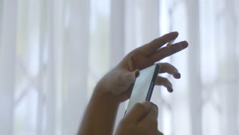 hombre fumando cigarrillo usando mientras usa un teléfono móvil