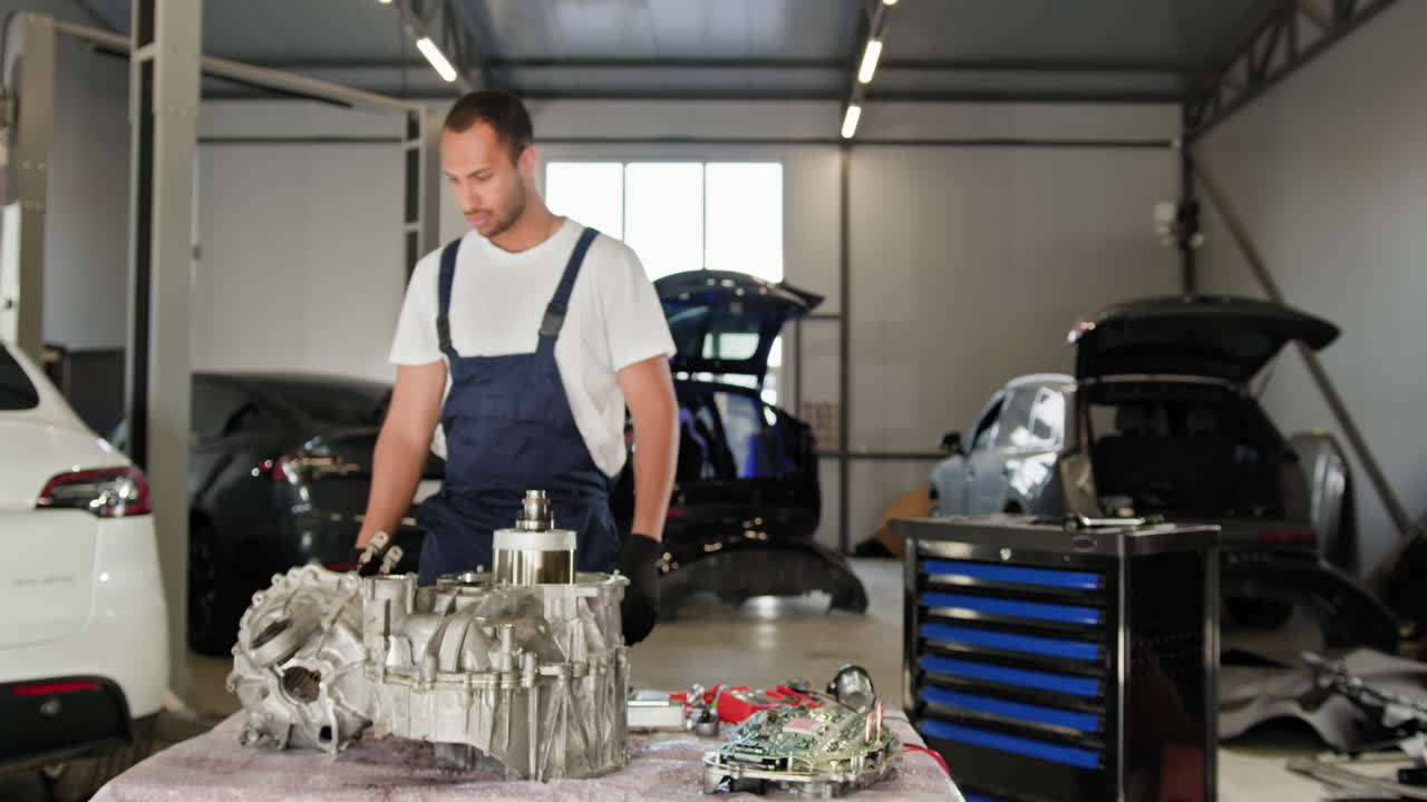 reparación de vehículos eléctricos en un garaje