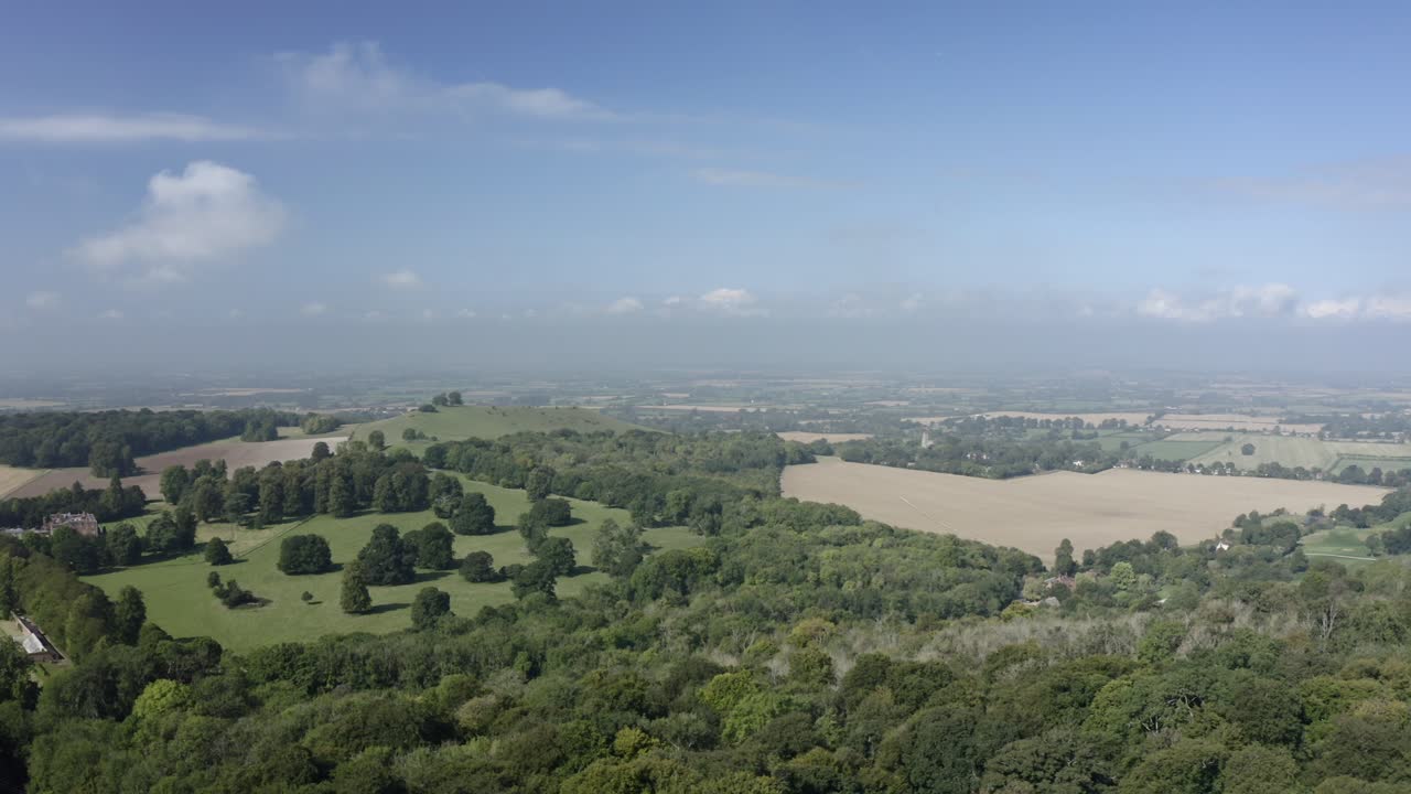 toma de drones de campos y bosques en el campo de buckinghamshire, inglaterra