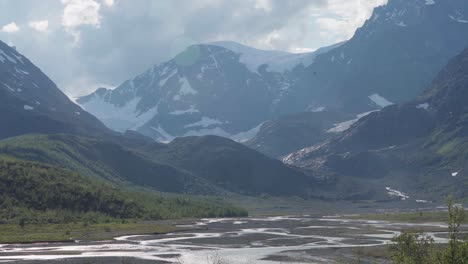 Panorama-De-Montañas-Parcialmente-Cubiertas-De-Nieve-En-Lyngsdalen-Noruega